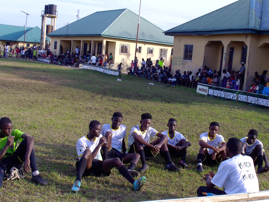 Coach team talk during break